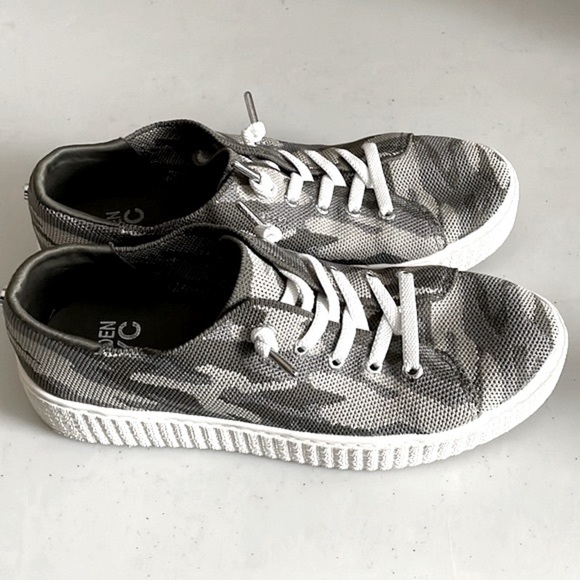 Madden NYC  Camouflage Slip-ons - Picture 5 of 9